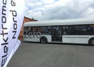 Ein Elektrobus der Bremer Verkehrsbetriebe vor unserer Vereinsfahne