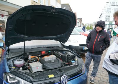 Geöffnete Motorhaube eines e-Golf mit Blick in den Motorraum