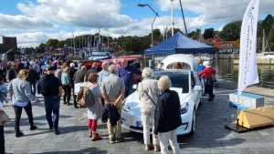 Viele Interessierte vor unsere ausgestellten Fahrzeugen an der Hafenmeile in Eckernförde beim Mohltied-Event
