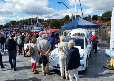 Viele Interessierte vor unsere ausgestellten Fahrzeugen an der Hafenmeile in Eckernförde beim Mohltied-Event