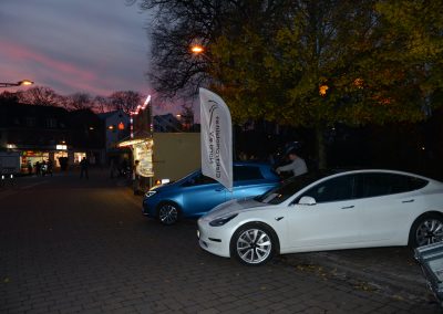 Ausgestellte Elektrofahrzeuge im dunkeln beim Dämmershopping in Nortorf 2022
