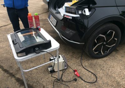 Über einen AC-Adapter wird am Elektroauto ein Elektrogrill betrieben
