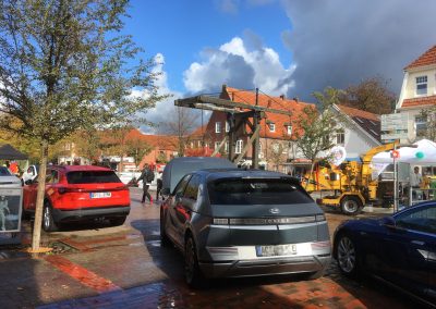 Ausgestellte Fahrzeuge auf der Maritimen Meile in Papenburg. Im Hintergrund eine alte Hebebrücke aus Holz