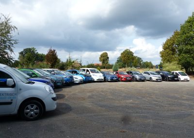 Die Elektroautos der Vereinsmitglieder in 2018 aufgereiht im Halbkreis
