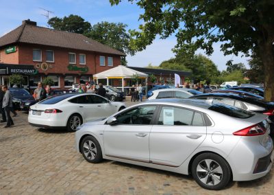 Vereinstreffen in Dille. Der Parkplatz ist volle verschiedener Elektroautos