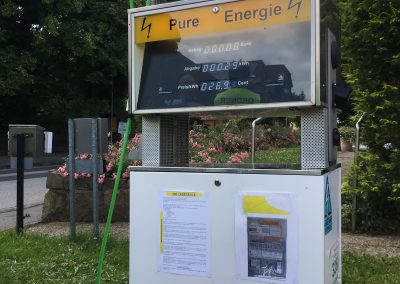 Eine alte Tanksäule die zur Ladesäule für Elektroautos umgebaut wurde