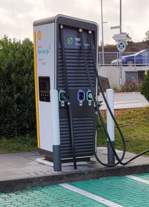 Ein Hy Performance Charger (HPC) mit 2 CCS Ladesteckern und 1 CHAdeMO Stecker