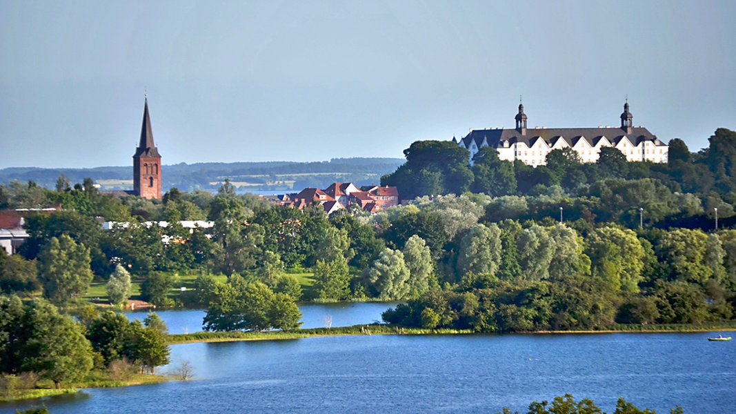Blick über den Plöner See mit Schloss
