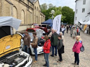 Fahrzeuge und Besucher auf unserem Stand