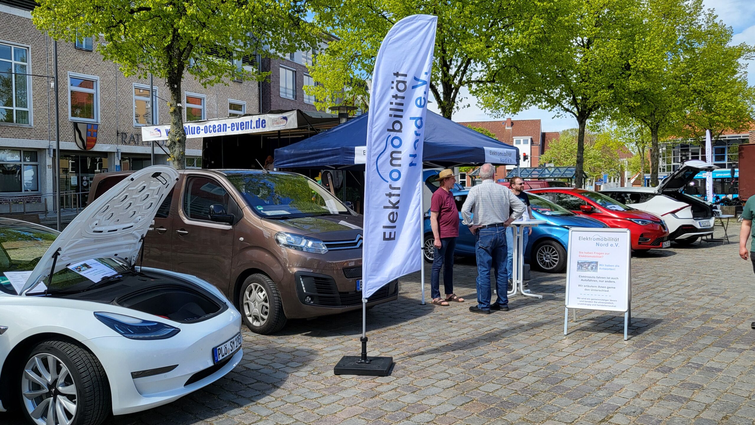 Fahrzeugaufstellung mit Vereinsfahne Bad Schwartau